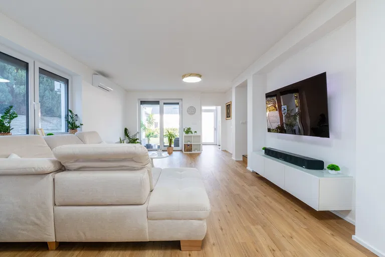 Hradská, Vrakuňa - Bratislava II | Rent, House, Three-bedroom (4+kk), 141 m²