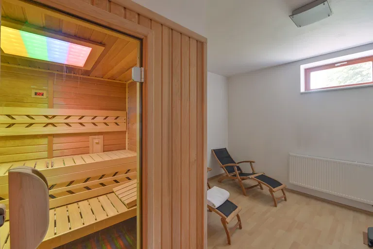 U Prosecké školy, Prosek - Praha 9 | Pronájem, Rodinný dům, 7+1, 555 m²