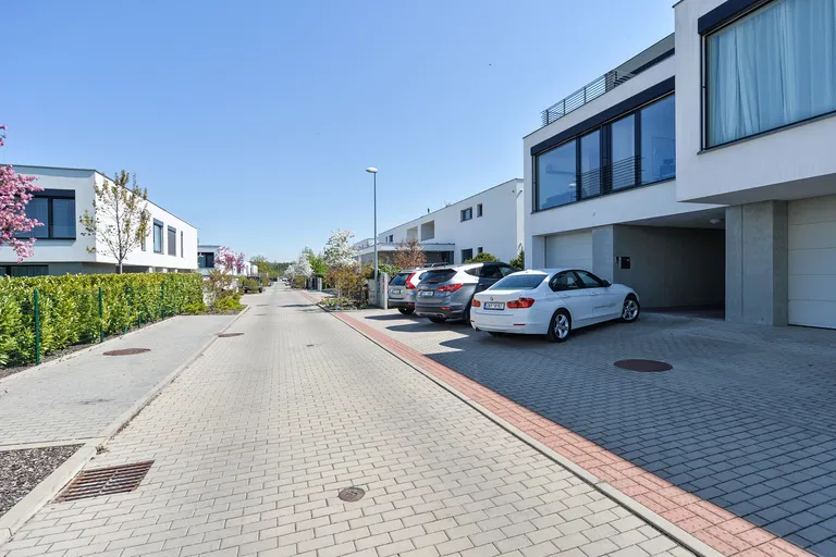 U Golfu, Horní Měcholupy - Praha 10 | Pronájem, Rodinný dům, 5+kk, 215 m²