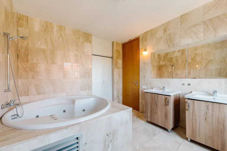 Hlboká cesta, Staré Mesto - Bratislava I | Prenájom, Byt, 3-izbový, 137 m²