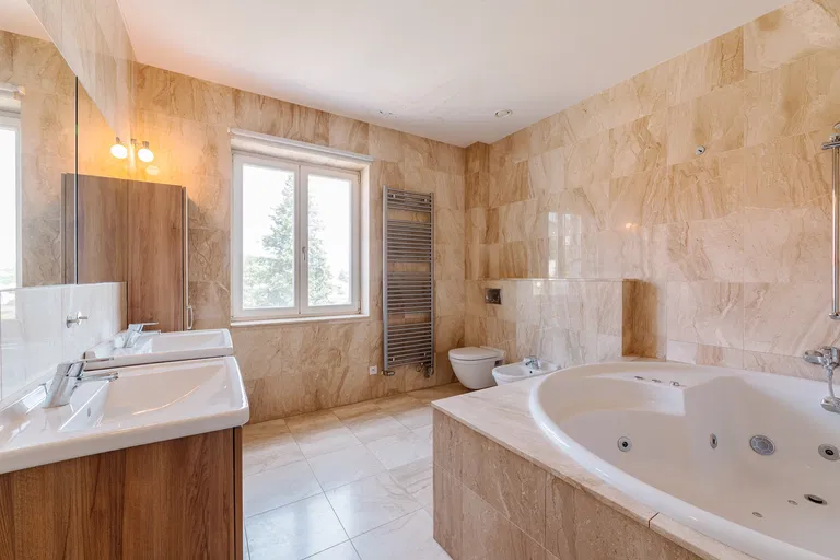 Hlboká cesta, Staré Mesto - Bratislava I | Prenájom, Byt, 3-izbový, 137 m²