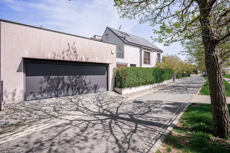 Chotěbuzská, Benice - Praha 10 | Predaj, Rodinný dom, 6-izbový, 338 m²