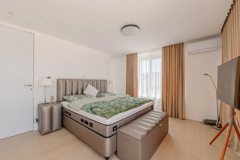 Ota Holúska, Záhorská Bystrica - Bratislava IV | Sale, Apartment, Four-bedroom (5+kk), 244 m²