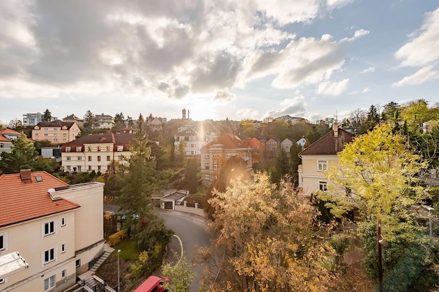  V tradiční vilové čtvrti u Dívčích hradů právě vzniká trojice jedinečných mezonetových bytů