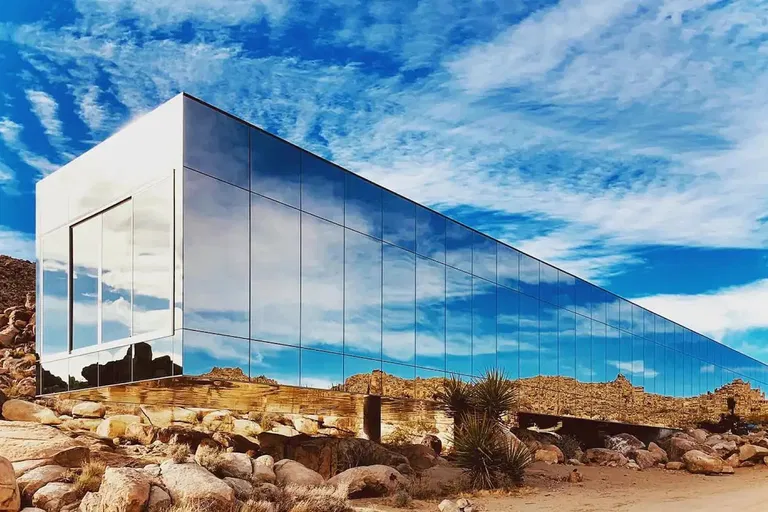 Z portfólia Christie's – Invisible house, zrkadlový dom splývajúci s púštnou scenériou Joshua Tree