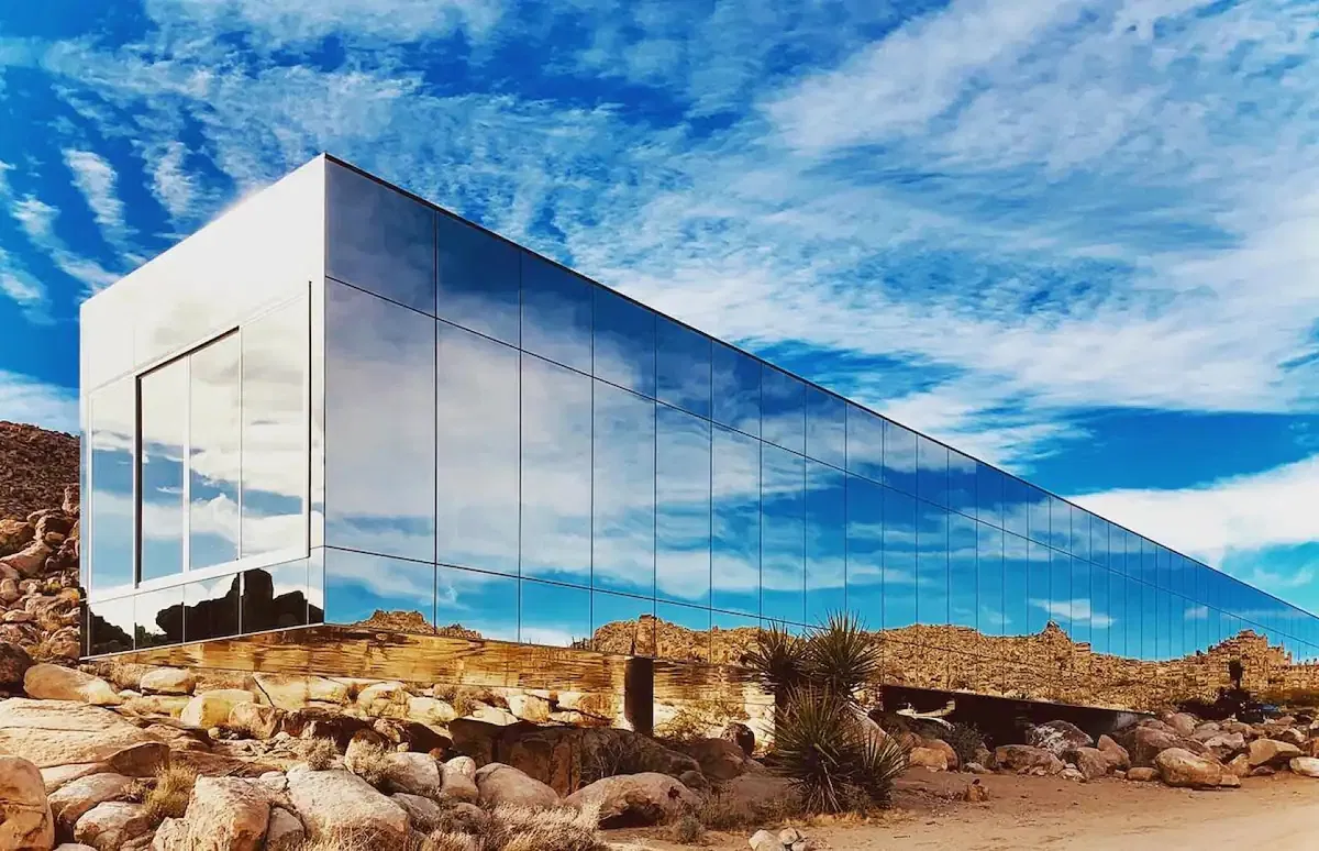 Z portfólia Christie's – Invisible house, zrkadlový dom splývajúci s púštnou scenériou Joshua Tree