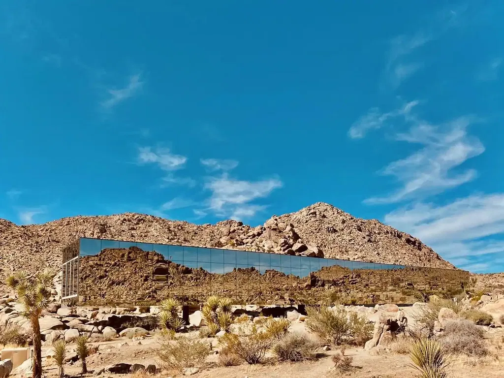 Z portfólia Christie's – Invisible house, zrkadlový dom splývajúci s púštnou scenériou Joshua Tree