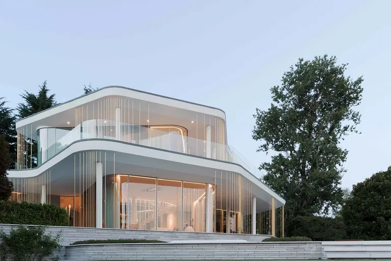 Z portfólia Christie's – Minimalistická Villa Mosca Bianca so súkromným prístavom na jazere Maggiore