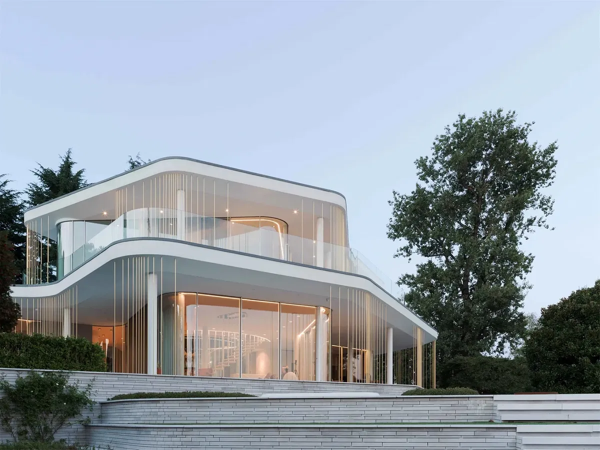 Z portfólia Christie's – Minimalistická Villa Mosca Bianca so súkromným prístavom na jazere Maggiore