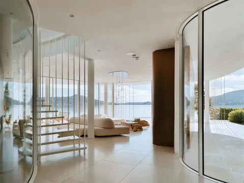 Z portfólia Christie's – Minimalistická Villa Mosca Bianca so súkromným prístavom na jazere Maggiore