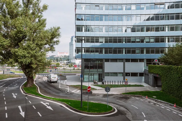 Einsteinova, Petržalka - Bratislava V | Prenájom, Administratívna budova, 12 528 m²