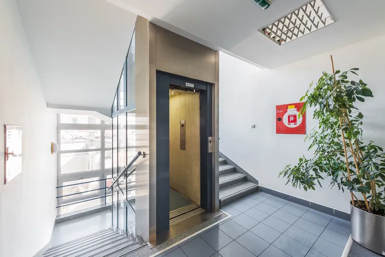 Štúrová, Staré Mesto - Bratislava I | Prenájom, Administratívna budova, 77 m²