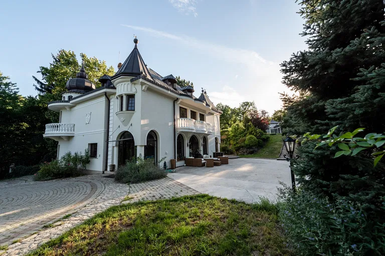Okružná, Pezinok - Pezinok | Predaj, Rodinný dom, 12-izbový, 870 m²