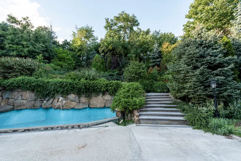 Okružná, Pezinok - Pezinok | Predaj, Rodinný dom, 12-izbový, 870 m²