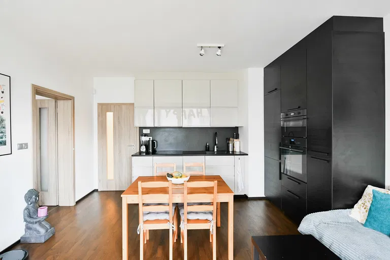 V háji, Holešovice - Prague 7 | Sale, Apartment, One-bedroom (2+kk), 73 m²
