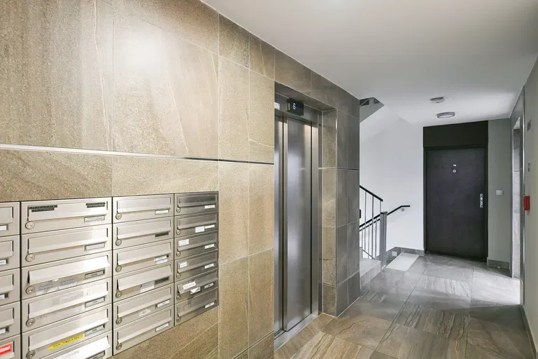 V háji, Holešovice - Prague 7 | Sale, Apartment, One-bedroom (2+kk), 73 m²