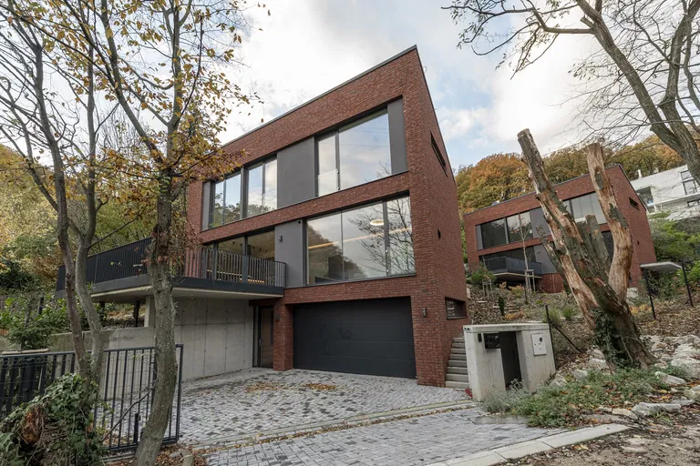 Sliačska, Nové Mesto - Bratislava III | Rent, House, Three-bedroom (4+1), 252 m²