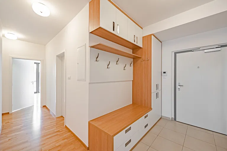 Učňovská, Hrdlořezy - Praha 9 | Prenájom, Byt, 3-izbový, 97 m²