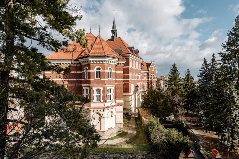 Hlboká cesta, Staré Mesto - Bratislava I | Prenájom, Byt, 4-izbový, 132 m²