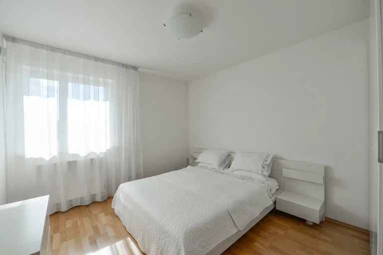 Na Hřebenech II, Podolí - Prague 4 | Rent, Apartment, Three-bedroom (4+1), 352 m²