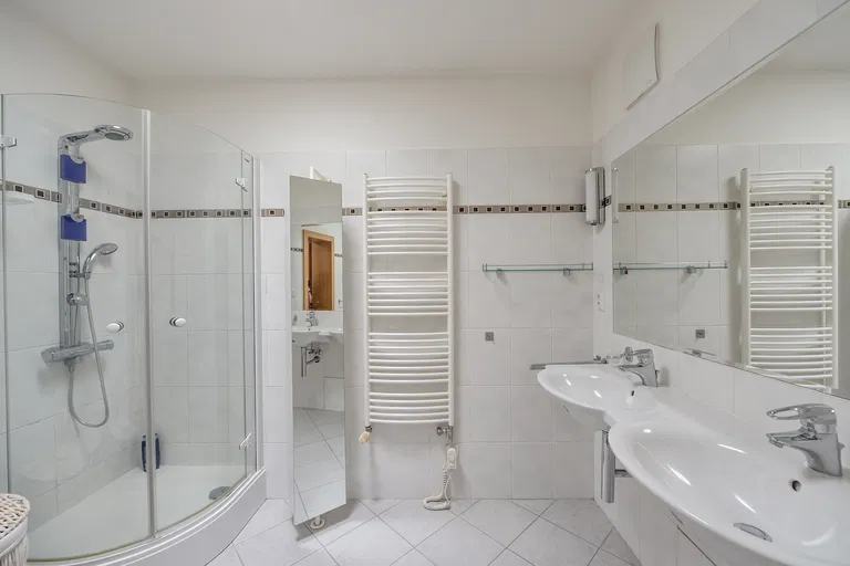 Na Hřebenech II, Podolí - Prague 4 | Rent, Apartment, Three-bedroom (4+1), 352 m²