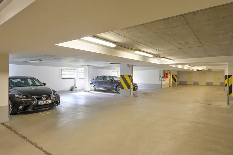 Na Hřebenech II, Podolí - Prague 4 | Rent, Apartment, Three-bedroom (4+1), 352 m²