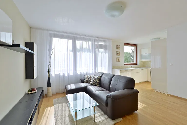 Pod Dvorem, Veleslavín - Praha 6 | Prenájom, Byt, 2-izbový, 78 m²
