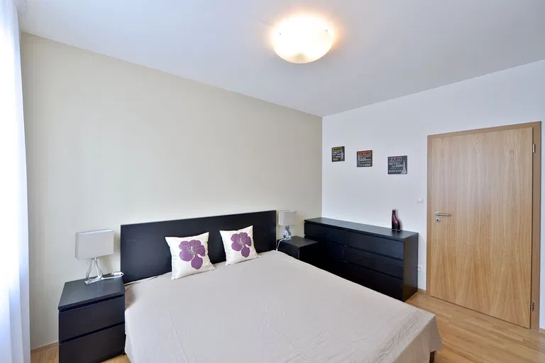 Pod Dvorem, Veleslavín - Praha 6 | Prenájom, Byt, 2-izbový, 78 m²