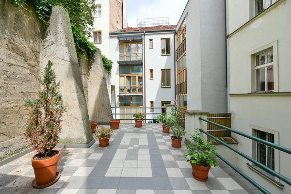 Radlická, Smíchov - Prague 5 | Sale, Apartment building, 1 153 m²