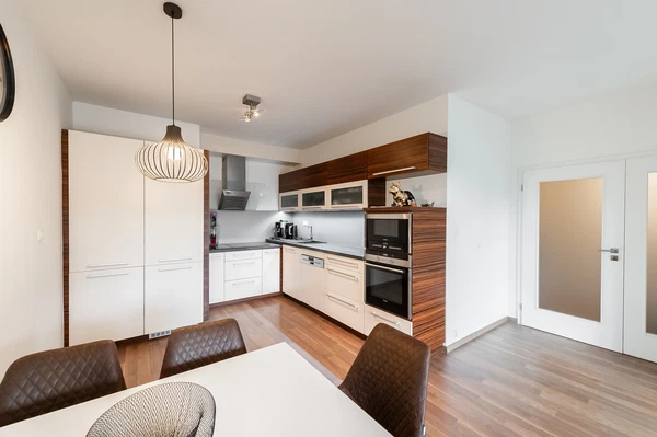 V Mezihoří, Libeň - Prague 8 | Sale, Apartment, Three-bedroom (4+kk), 116 m²