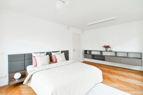 Hradešínská, Vinohrady - Prague 10 | Rent, Apartment, Three-bedroom (4+kk), 212 m²