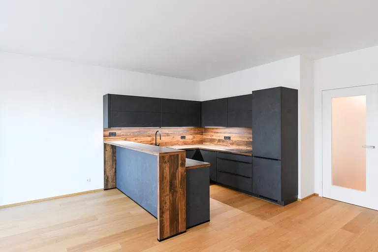 Učňovská, Hrdlořezy - Prague 9 | Rent, Apartment, Two-bedroom (3+kk), 134 m²