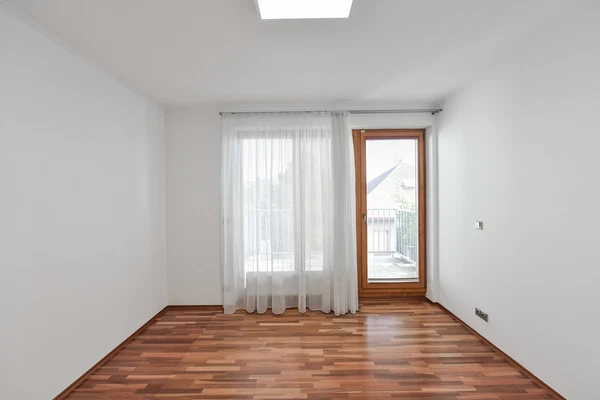 Flajská, Strašnice - Prague 10 | Rent, Apartment, Three-bedroom (4+1), 90 m²