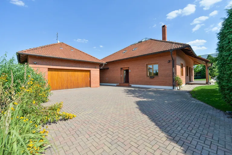 Pomněnková, Průhonice - Praha-západ | Rent, House, Seven-bedroom (8+kk), 300 m²