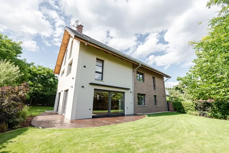 Kellnerova, Stodůlky - Prague 5 | Rent, House, Six-bedroom (7+kk), 378 m²