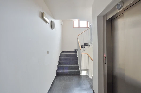 Na Hřebenech II, Podolí - Prague 4 | Rent, Apartment, Three-bedroom (4+kk), 129 m²