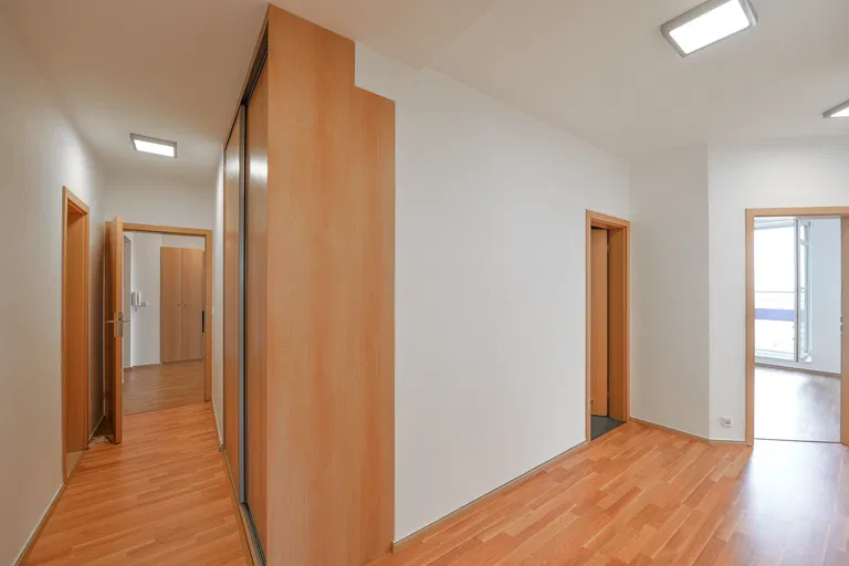 Nad Okrouhlíkem, Libeň - Praha 8 | Prenájom, Byt, 5-izbový, 186 m²