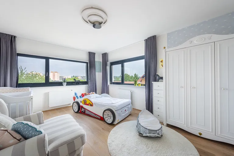 Pod Viaduktem, Stodůlky - Prague 5 | Sale, House, Five-bedroom (6+kk), 290 m²