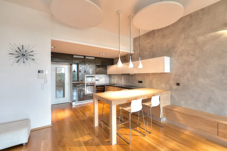 Mezitraťová, Hrdlořezy - Praha 9 | Prenájom, Byt, 3-izbový, 95 m²