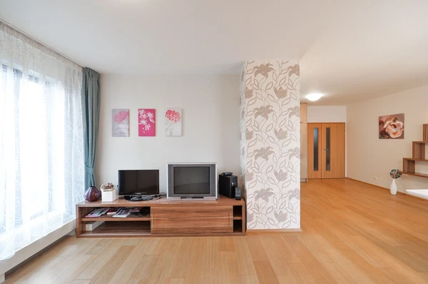 Nademlejnská, Hloubětín - Praha 9 | Pronájem, Byt, 3+kk, 94 m²