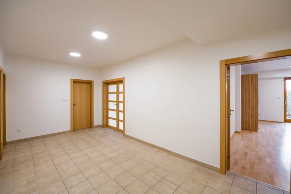 Na Hřebenech II, Podolí - Prague 4 | Rent, Apartment, Three-bedroom (4+kk), 129 m²