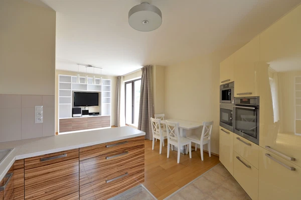 Nademlejnská, Hloubětín - Prague 9 | Sale, Apartment, Three-bedroom (4+kk), 94 m²