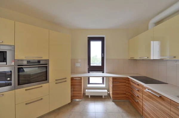 Nademlejnská, Hloubětín - Prague 9 | Sale, Apartment, Three-bedroom (4+kk), 94 m²