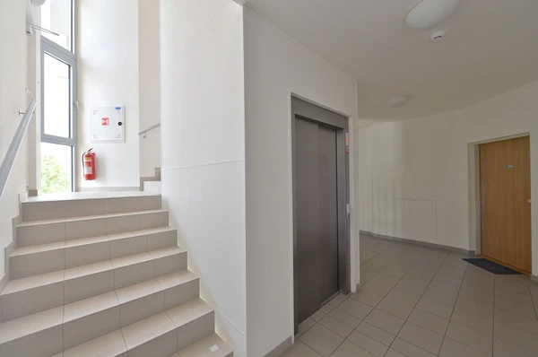 Nademlejnská, Hloubětín - Prague 9 | Sale, Apartment, Three-bedroom (4+kk), 94 m²