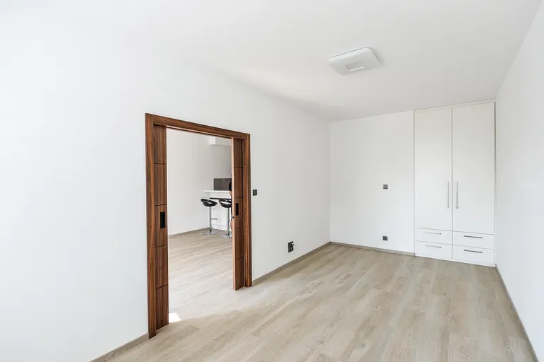 Svitákova, Stodůlky - Prague 5 | Sale, Apartment, One-bedroom (2+kk), 68 m²