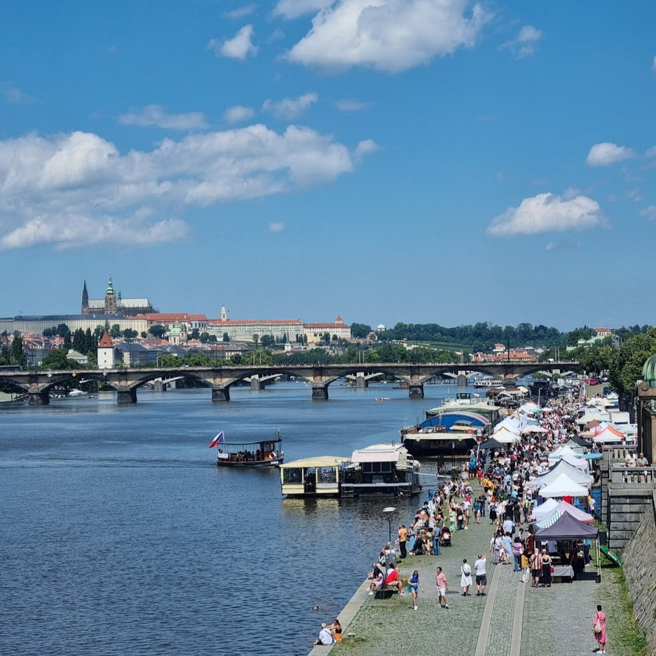 Farmářské trhy na náplavce Rašínova nábřeží