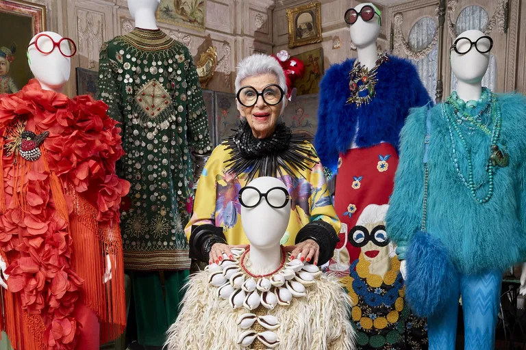 Umenie nebáť sa byť sama sebou: Christie's vzdá hold módnej ikone Iris Apfel