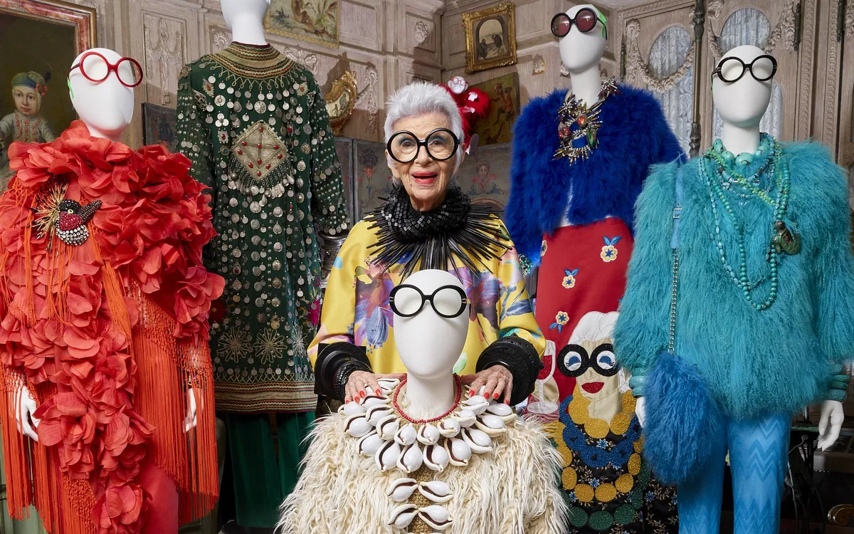 Umenie nebáť sa byť sama sebou: Christie's vzdá hold módnej ikone Iris Apfel